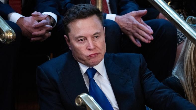 马斯克罕见哀叹处境艰难,卖不动电车指望无人出租车